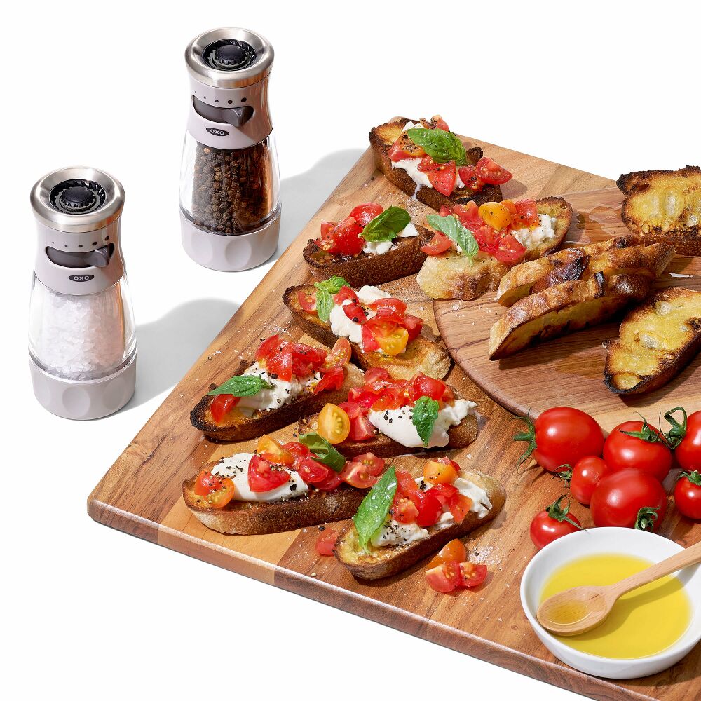Contoured Mess-Free Salt Grinder R1
