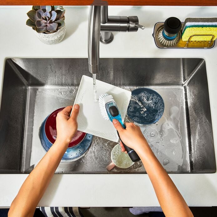 Soap Dispensing Dish Brush Q7